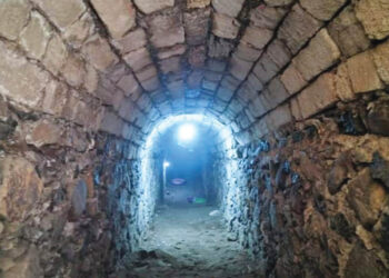 आगरकोट किल्ल्याचा भुयारी मार्ग अडगळीत