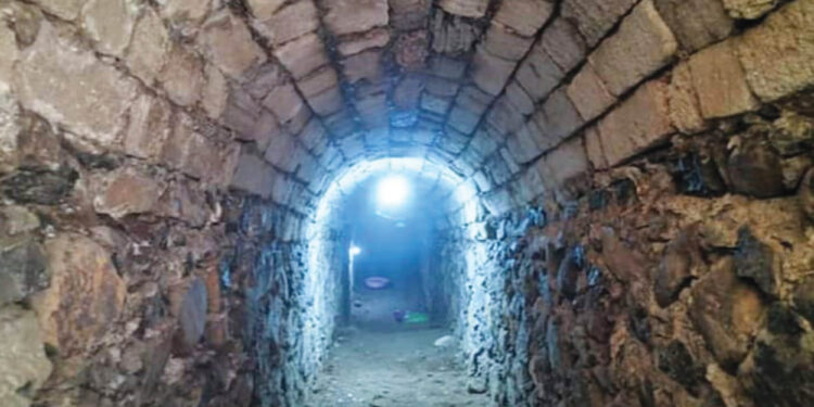 आगरकोट किल्ल्याचा भुयारी मार्ग अडगळीत