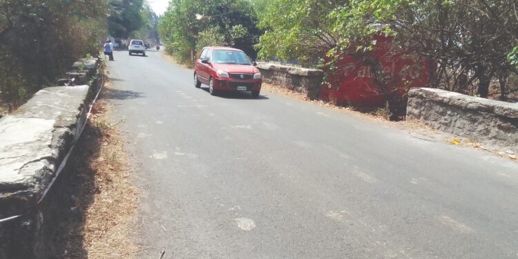 साकवाची भिंत पडल्याने अपघाताची शक्यता