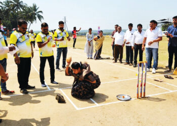 कुरुळच्या आझाद मैदानात क्रिकेटचा थरार