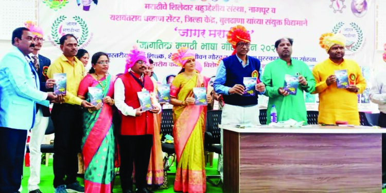 पांडुरंग घोलप यांच्या पुस्तकाचे प्रकाशन