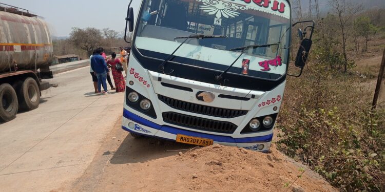 खाजगी ट्रॅव्हल बसचा अपघात