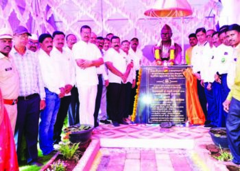 डॉ. बापुजी साळुंखे यांच्या अर्धाकृती पुतळ्याचे अनावरण