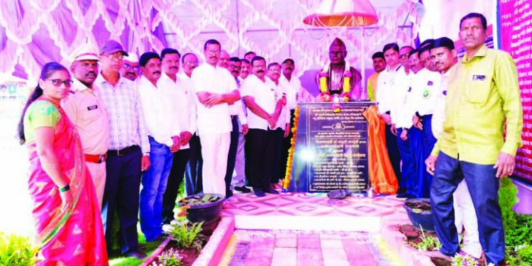 डॉ. बापुजी साळुंखे यांच्या अर्धाकृती पुतळ्याचे अनावरण