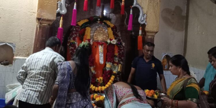 महागणपतीच्या दर्शनासाठी भाविकांची मांदियाळी