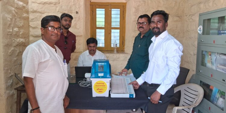 ईव्हीएम प्रात्यक्षिक केंद्रातून मतदारांमध्ये जनजागृती