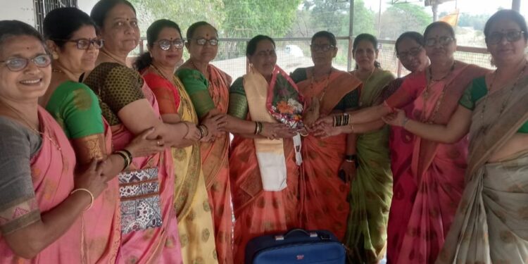 सेवानिवृत्त शिक्षिकेचा सन्मान