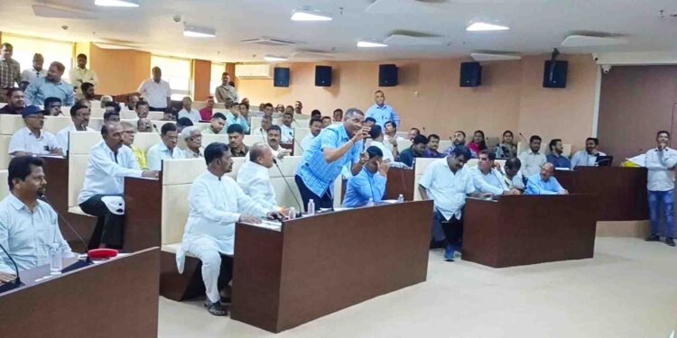 ‌‘आमची जमीन आम्हाला परत द्या’