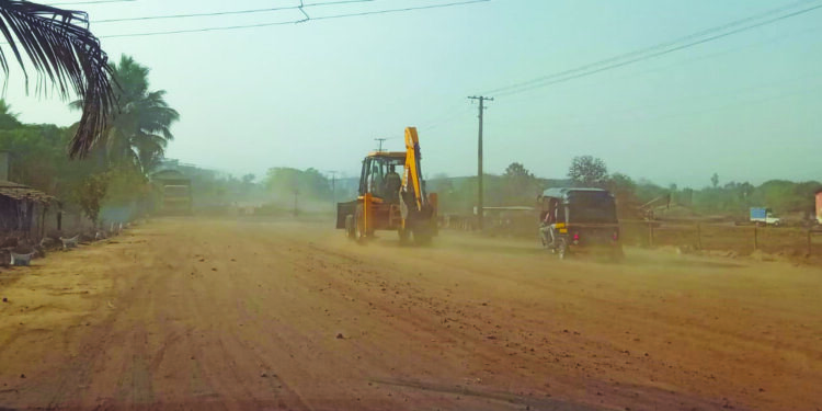 रस्त्यांच्या कामांमुळे धुळीचे लोट