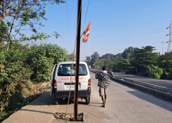 भिसेगाव रस्त्यावर आजही विजेचे खांब…. अपघाताची शक्यता