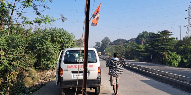भिसेगाव रस्त्यावर आजही विजेचे खांब…. अपघाताची शक्यता