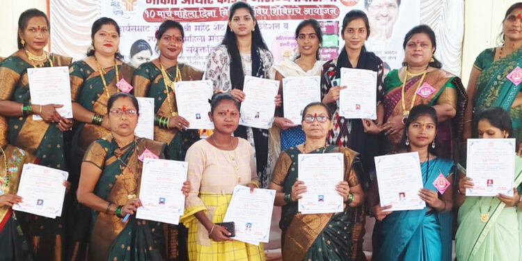 महिलांचा प्रमाणपत्र देऊन सन्मान