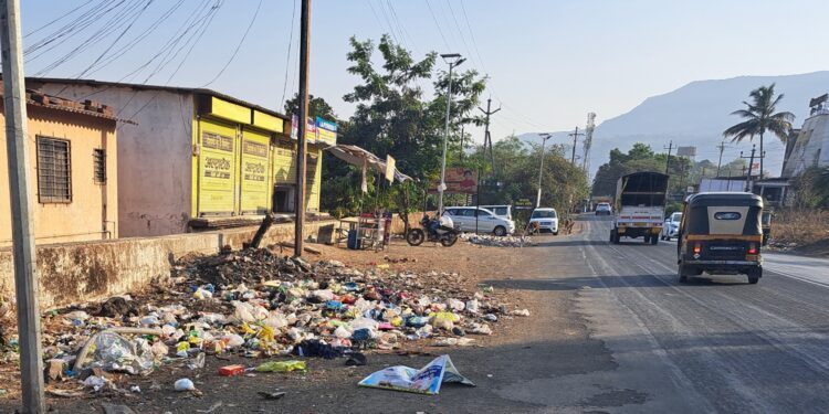 नेरळ-कल्याण रस्त्यावर कचर्‍याचे साम्राज्य