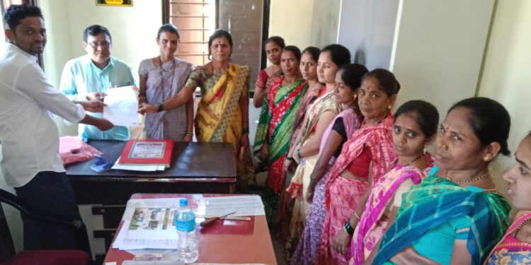 पाण्यासाठी महिलांचे ग्रामपंचायतीला निवेदन