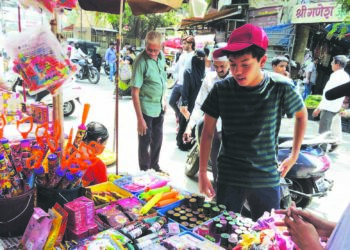 एसटी डेपोत-बाजारपेठेत शुकशुकाट