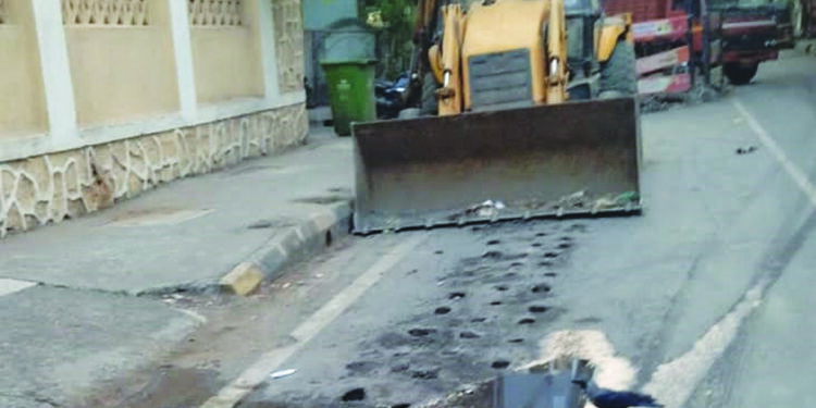 जलवाहिनी पुन्हा फुटली; हजारो लीटर पाणी वाया