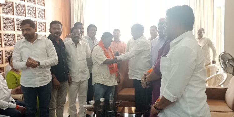 मनसे पदाधिकाऱ्यांचा शिवसेना ठाकरे गटात पक्ष प्रवेश