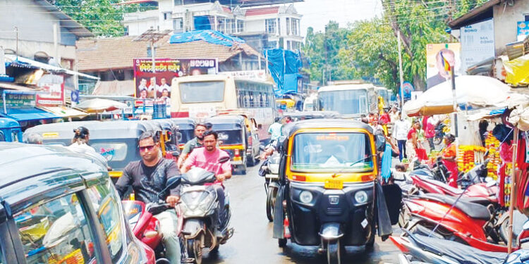 पेणकर वाहतूक कोंडीने त्रस्त