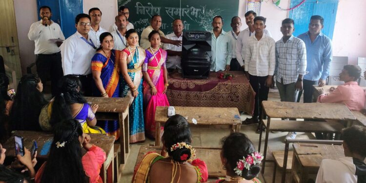 दहावीतील विद्यार्थ्यांचा निरोप समारंभ