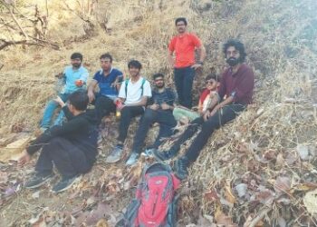 सोंडाई गडावर अडकलेल्या विद्यार्थ्यांची सुखरूप सुटका