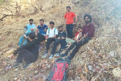 सोंडाई गडावर अडकलेल्या विद्यार्थ्यांची सुखरूप सुटका