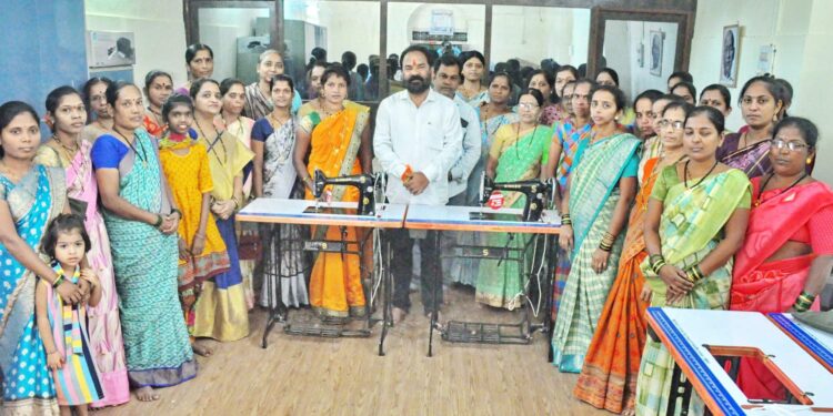 महिलांसाठी शिलाई मशीन वाटप
