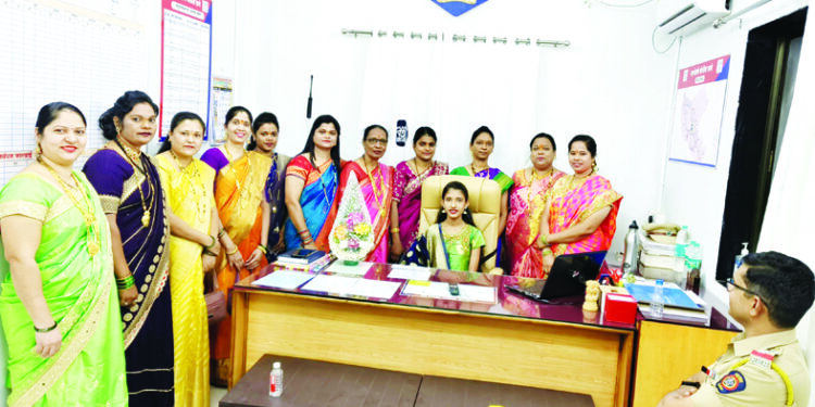 महिलादिनी स्वरा भोईरला प्रभारी पोलिस अधिकारी बनवून केला सन्मान