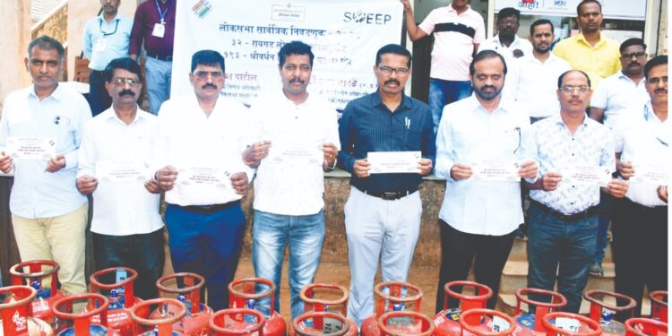 सिलेंडरच्या माध्यमातून मतदान जनजागृती