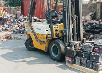 बॅटर्‍यांची वाहतूक करणार्‍या ट्रकला आग