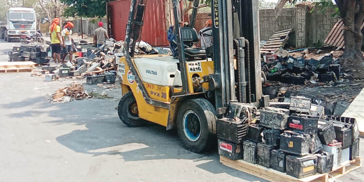 बॅटर्‍यांची वाहतूक करणार्‍या ट्रकला आग