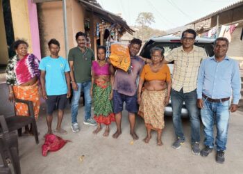 आदिवासी बांधवांना अन्नधान्य वाटप