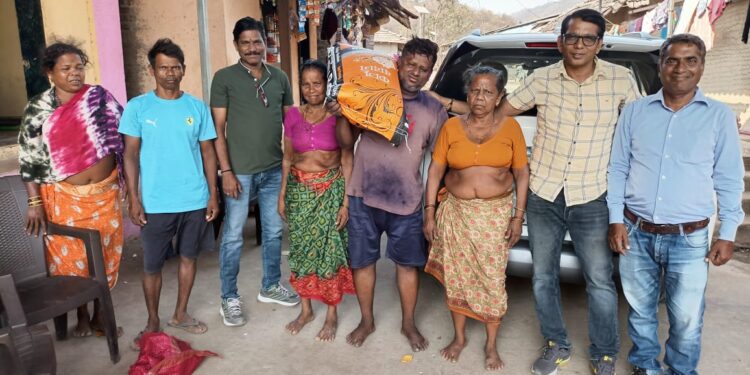 आदिवासी बांधवांना अन्नधान्य वाटप