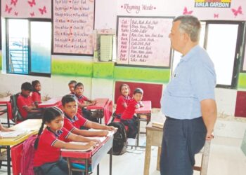 वडगाव शाळेस डायटच्या प्राचार्यांची भेट