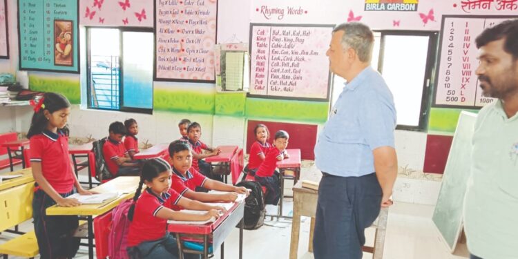 वडगाव शाळेस डायटच्या प्राचार्यांची भेट