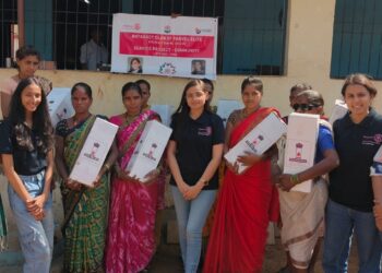 आदिवासी कुटुंबाना धुररहित चुलीचे वाटप