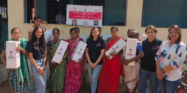 आदिवासी कुटुंबाना धुररहित चुलीचे वाटप