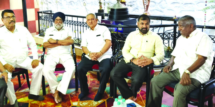 मान्यवरांकडून पाटील कुटूंबियांचे सांत्वन