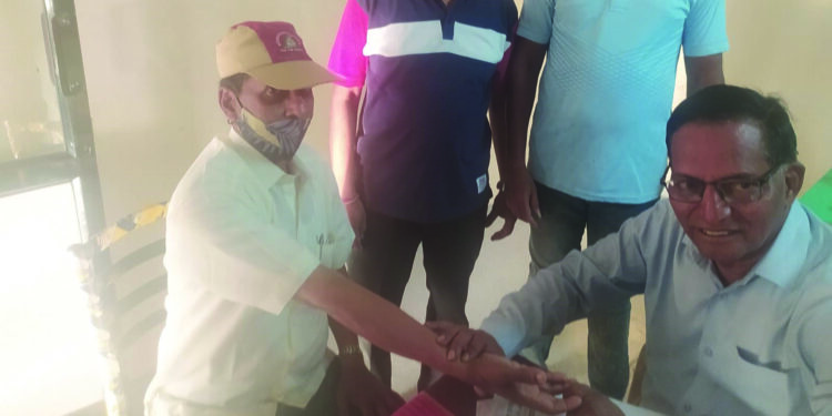 आयुर्वेदिक शिबीरात रुग्णांची तपासणी