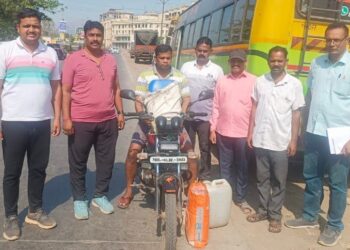 दारुची बेकायदेशीर वाहतूक करणारा अटकेत