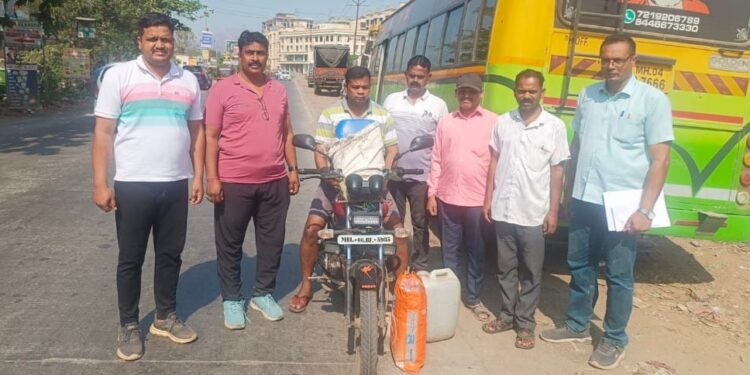 दारुची बेकायदेशीर वाहतूक करणारा अटकेत