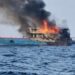 प्रवासी जहाजाला आग; लोकांनी मारल्या समुद्रात उड्या