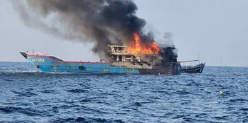 प्रवासी जहाजाला आग; लोकांनी मारल्या समुद्रात उड्या