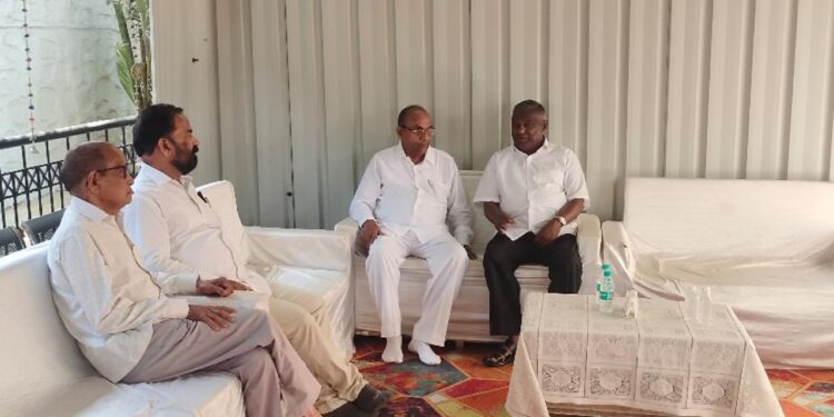 दिग्गजांकडून पाटील कुटुंंबियांचे सांत्वन