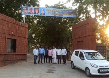 वसुधा सोसायटीच्या प्रवेशद्वारावर महापुरुषांची कमान