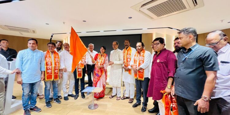 लीना गरड यांच्या हाती भगवा