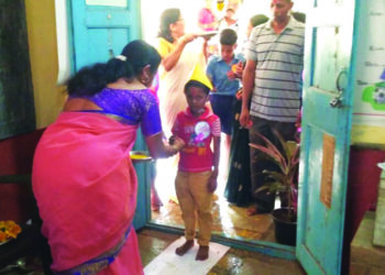 कागदावर विद्यार्थ्यांच्या पावलांचे ठसे