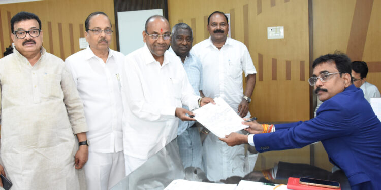 अनंत गिते यांचा लोकसभा उमेदवारीचा अर्ज दाखल