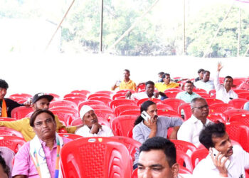 महायुतीच्या सभेत फक्त एकच चर्चा; अमिषाने भरल्या रिकाम्या खुर्च्या