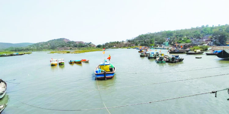 अवैध एलईडी मासेमारी मच्छिमारांच्या मुळावर