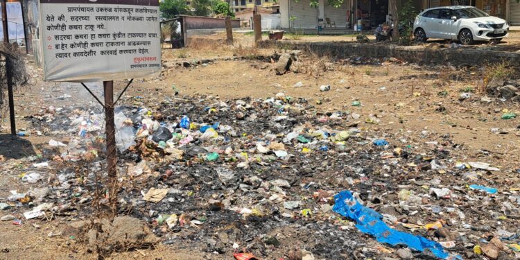 रस्त्यांच्या बाजूला अनधिकृत कचरा कुंड्या